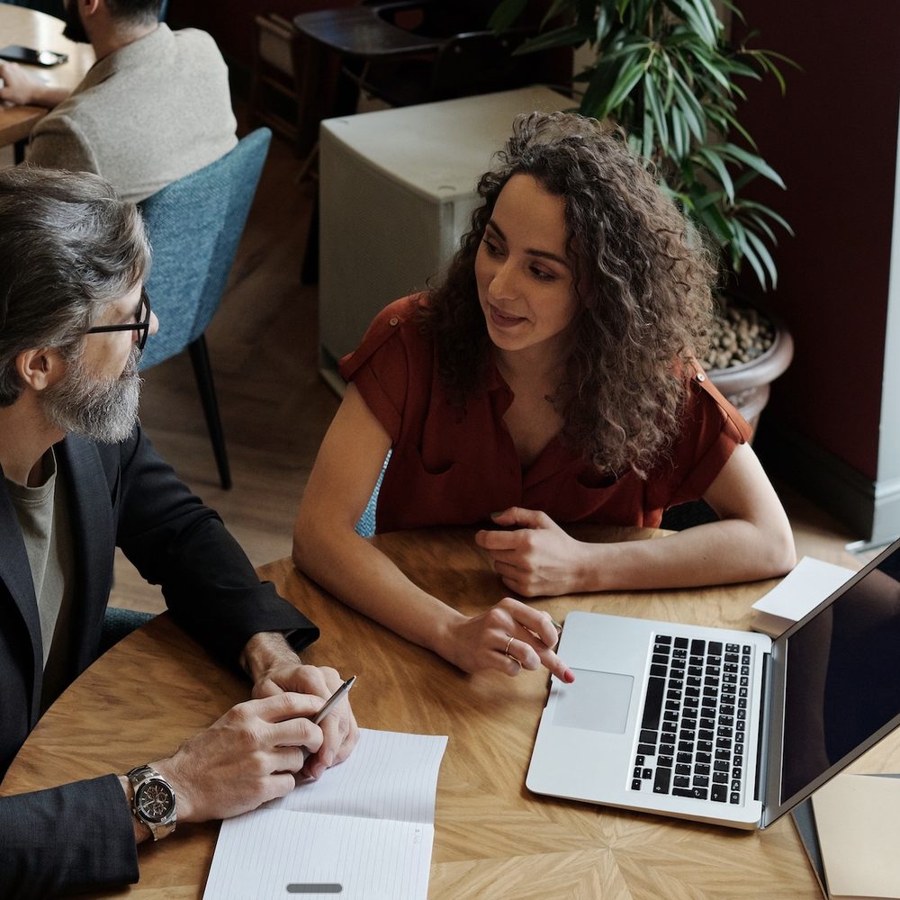 Accountant in adviesgesprek met een ondernemer over de jaarcijfers